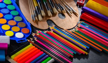 Resim ve çizim için okul aksesuarlarıyla kompozisyon.