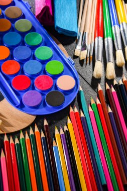 Resim ve çizim için okul aksesuarlarıyla kompozisyon.