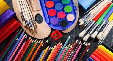 Resim ve çizim için okul aksesuarlarıyla kompozisyon.