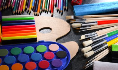 Resim ve çizim için okul aksesuarlarıyla kompozisyon.