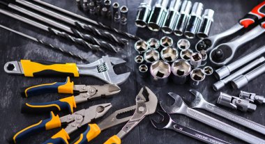 Çeşitli metal aletlerle kompozisyon.