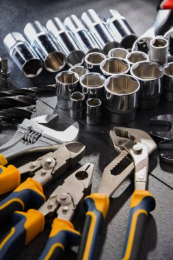 Çeşitli metal aletlerle kompozisyon.