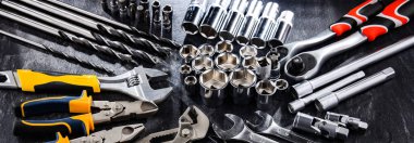 Çeşitli metal aletlerle kompozisyon.