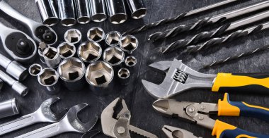 Çeşitli metal aletlerle kompozisyon.