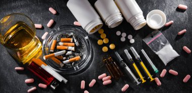 Alkol, sigara ve uyuşturucu gibi bağımlılık yapıcı maddeler.