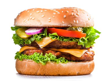 Peynirli hamburger ve taze sebzeli beyaz üzerine izole edilmiş.