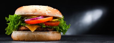 Peynirli ve taze sebzeli hamburger..