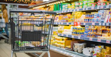 POZNAN, POLAND - 31 Aralık 2021: Süpermarkette bir alışveriş arabası