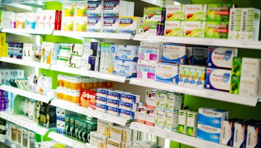 POZNAN, POL - 5 JAN 2022: Eczanede satılık ilaç ürünleri