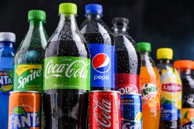 POZNAN, POLAND - OCT 28, 2021: Coca Cola Company ve Pepsico 'nun ürünlerini de içeren küresel meşrubat markaları