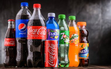 POZNAN, POLAND - OCT 28, 2021: Coca Cola Company ve Pepsico 'nun ürünlerini de içeren küresel meşrubat markaları