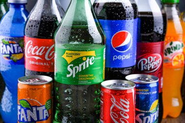 POZNAN, POLAND - OCT 28, 2021: Coca Cola Company ve Pepsico 'nun ürünlerini de içeren küresel meşrubat markaları