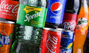 POZNAN, POLAND - OCT 28, 2021: Coca Cola Company ve Pepsico 'nun ürünlerini de içeren küresel meşrubat markaları
