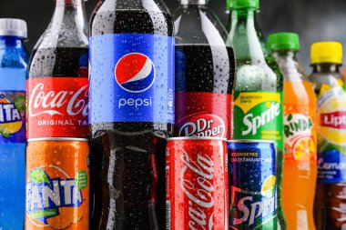 POZNAN, POLAND - OCT 28, 2021: Coca Cola Company ve Pepsico 'nun ürünlerini de içeren küresel meşrubat markaları