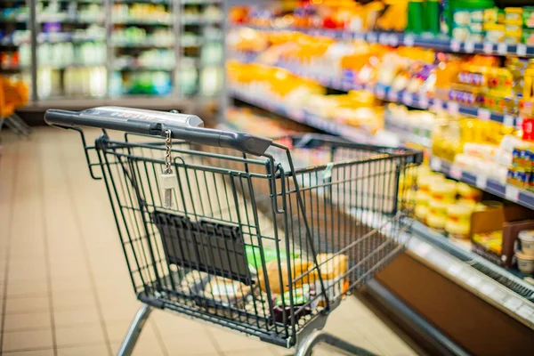 Een Winkelwagentje Een Supermarkt — Stockfoto