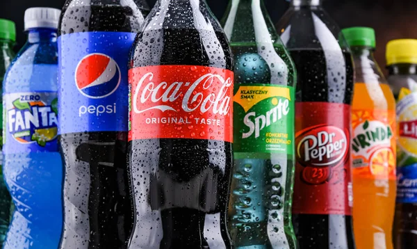 POZNAN, POLAND - OCT 28, 2021: Coca Cola Company ve Pepsico 'nun ürünlerini de içeren küresel meşrubat markaları