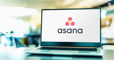 POZNAN, POL - 8 DEC 2021: Asana 'nın logosunu gösteren dizüstü bilgisayar, takımların işlerini organize etmelerine, izlemelerine ve yönetmelerine yardımcı olmak için tasarlanmış bir web ve mobil uygulama