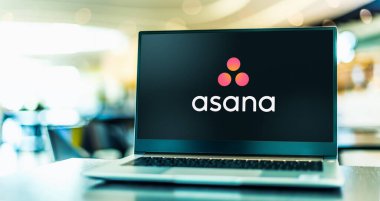 POZNAN, POL - 8 DEC 2021: Asana 'nın logosunu gösteren dizüstü bilgisayar, takımların işlerini organize etmelerine, izlemelerine ve yönetmelerine yardımcı olmak için tasarlanmış bir web ve mobil uygulama