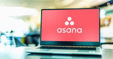 POZNAN, POL - 8 DEC 2021: Asana 'nın logosunu gösteren dizüstü bilgisayar, takımların işlerini organize etmelerine, izlemelerine ve yönetmelerine yardımcı olmak için tasarlanmış bir web ve mobil uygulama