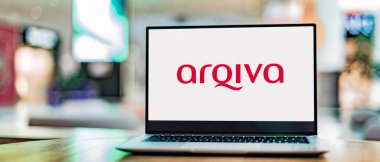 POZNAN, POL - OCT 1, 2021: Arqiva 'nın bir telekomünikasyon şirketi olan ve İngiltere' de altyapı, yayın iletimi ve akıllı metre tesisleri sunan dizüstü bilgisayar logosu