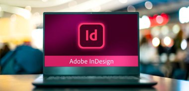 POZNAN, POL - 16 Ocak 2022: Adobe Systems tarafından üretilen bir masaüstü yayıncılık ve dizgi yazılımı uygulaması olan Adobe InDesign 'in logosunu gösteren dizüstü bilgisayar