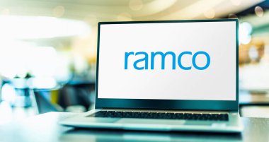 POZNAN, POL - 8 DEC 2021: Ramco Systems 'in logosunu gösteren dizüstü bilgisayar, Chennai, Tamil Nadu, Hindistan merkezli bir yazılım ve hizmet sağlayıcısı