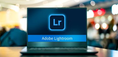 POZNAN, POL - 16 Ocak 2022: Adobe Systems tarafından geliştirilen bir görüntü düzenleme ve görüntü işleme yazılımı ailesi olan Adobe Lightroom 'un logosunu gösteren dizüstü bilgisayar