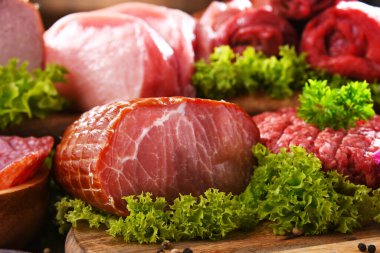 Çeşitli et ürünleri ile kompozisyon