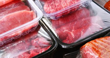 Çeşitli et ürünleri paketleriyle kompozisyon