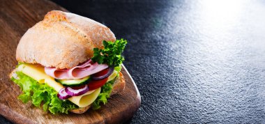 Peynirli, jambonlu ve taze sebzeli sandviç.