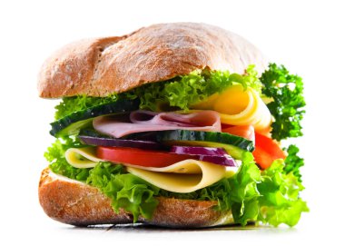 Peynirli, jambonlu ve beyaz üzerine izole edilmiş taze sebzeli sandviç..