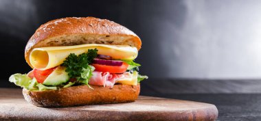 Peynirli, jambonlu ve taze sebzeli sandviç.