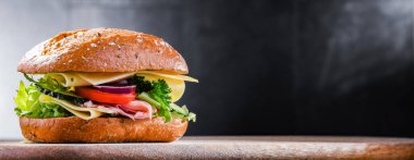 Peynirli, jambonlu ve taze sebzeli sandviç.