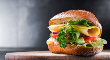 Peynirli, jambonlu ve taze sebzeli sandviç.