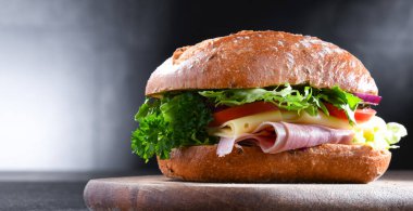 Peynirli, jambonlu ve taze sebzeli sandviç.