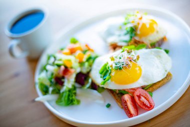 Lokanta masasında kızarmış yumurtalarla kahvaltı.