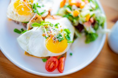 Lokanta masasında kızarmış yumurtalarla kahvaltı.