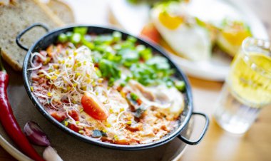 Lokanta masasında yumurta sallama tabağı.