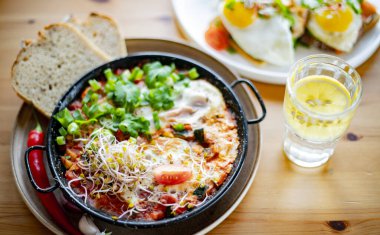 Lokanta masasında yumurta sallama tabağı.