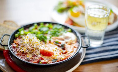 Lokanta masasında yumurta sallama tabağı.