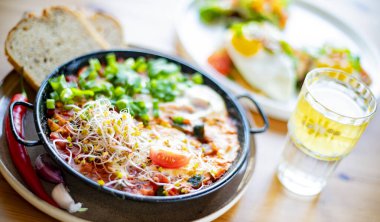 Lokanta masasında yumurta sallama tabağı.