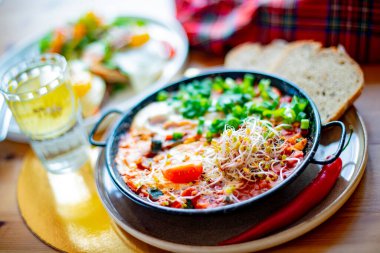 Lokanta masasında yumurta sallama tabağı.