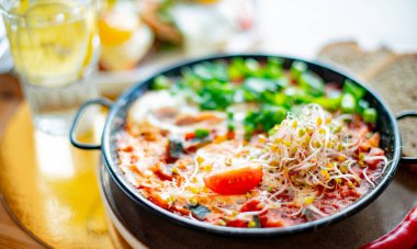 Lokanta masasında yumurta sallama tabağı.