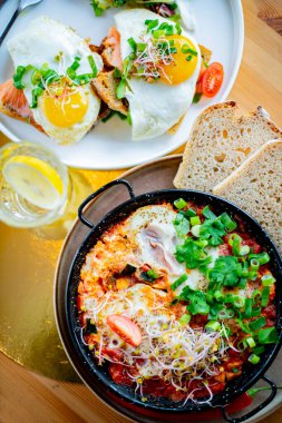 Lokanta masasında yumurta sallama tabağı.