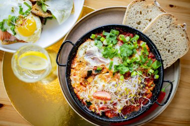 Lokanta masasında yumurta sallama tabağı.