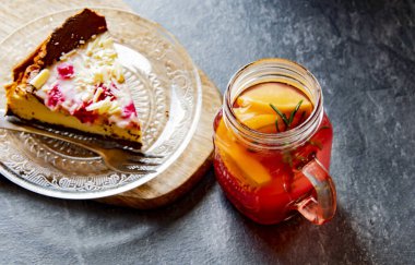 Cheesecake ve bir bardak sıcak meyve suyu.