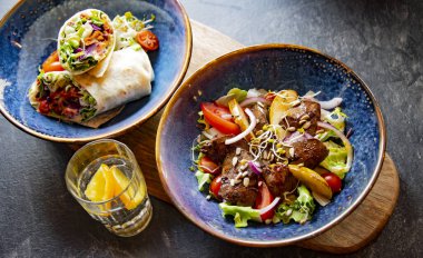 Pişmiş domuz ve tortilla ile sebze salatası.