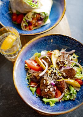 Pişmiş domuz ve tortilla ile sebze salatası.