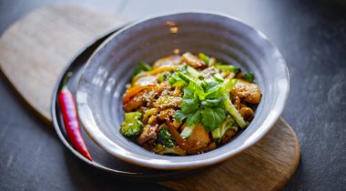 Tavuk ve brokoli ile bir kase udon. 