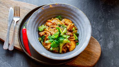 Tavuk ve brokoli ile bir kase udon. 